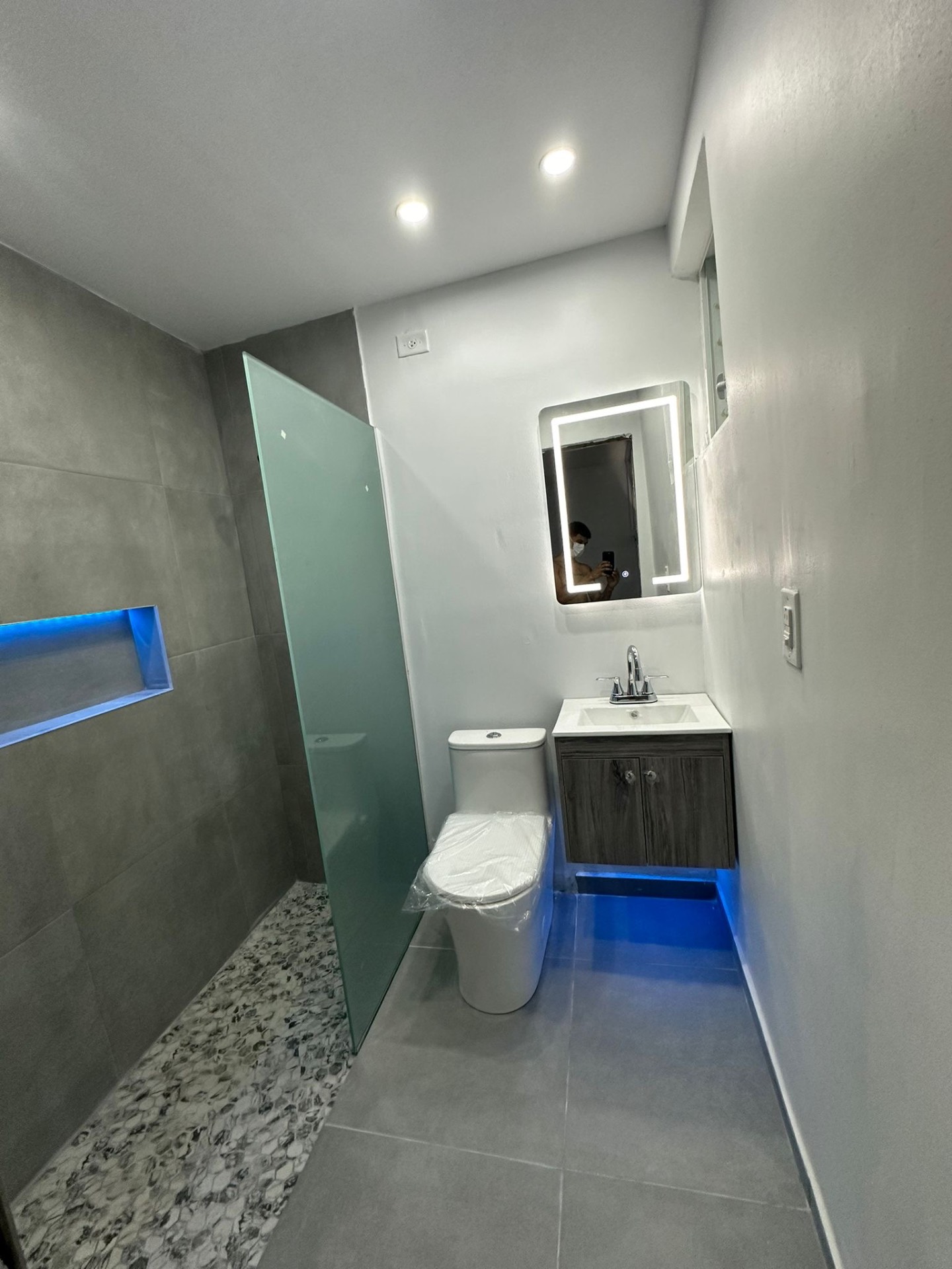 Baño minimalista con LED azul